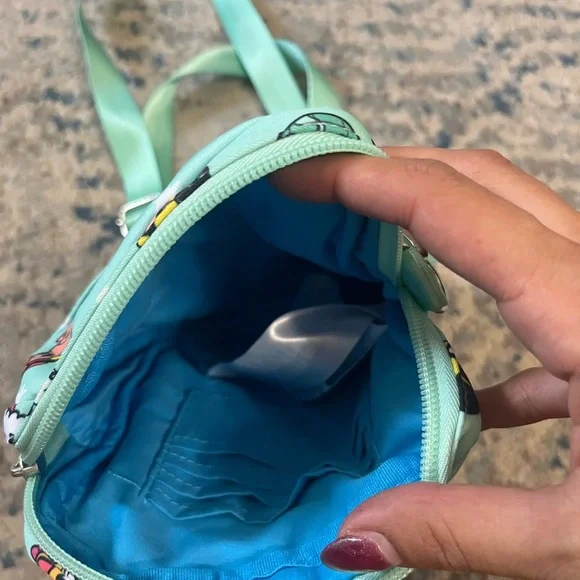 NWOT Mickey Mouse and friends Disneyland cross body bag - Picture 3 of 4